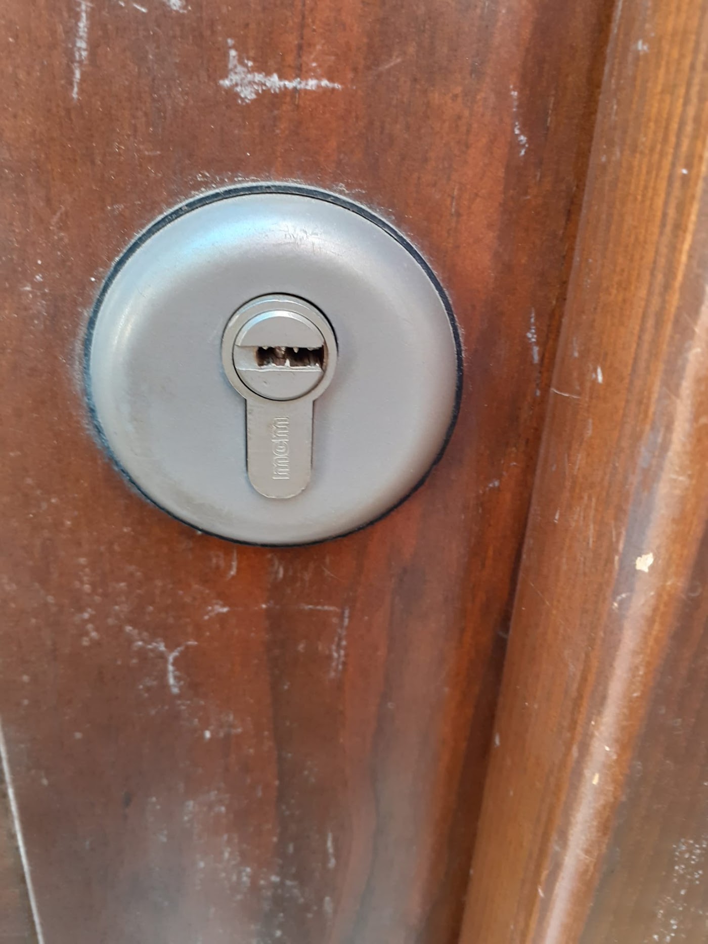 Bombín de seguridad en puerta