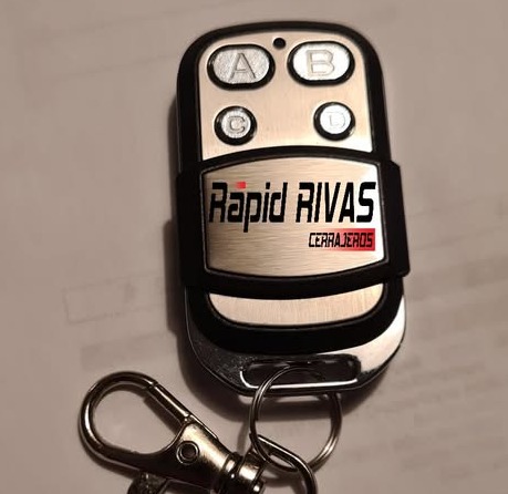 Mando de garaje con el logo de Rapid Rivas